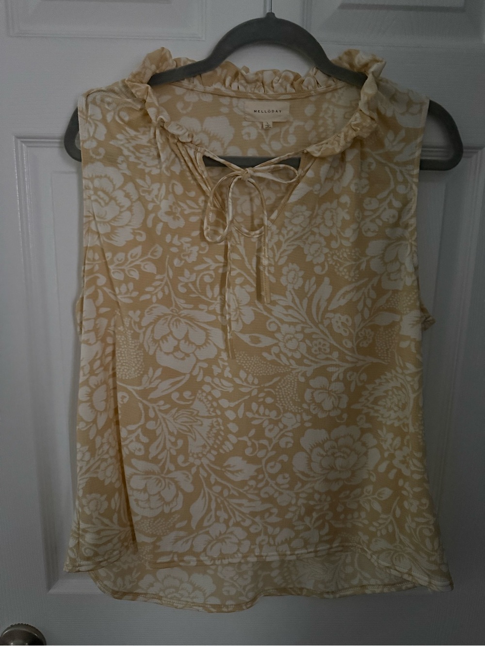 MELLODAY Cream and Tan Floral Ruffle Tie-Neck Sleeveless Blouse